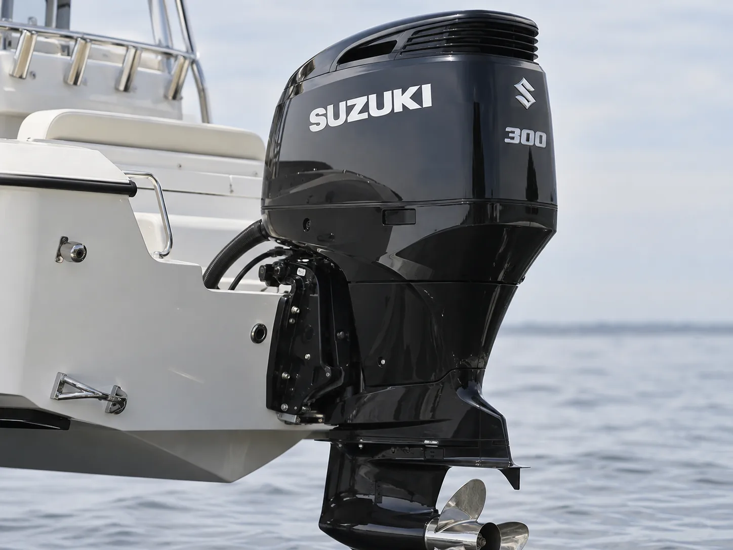 Иллюстрация четырёхтактного подвесного мотора Suzuki DF300